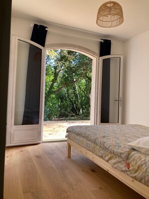 3 quartos, ferros/tábuas de passar roupa, berço de viagem