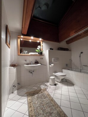 Douche, sèche-cheveux, serviettes fournies, savon