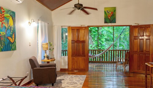 Honeymoon jungle cottage w/King bed, AC, Restaurant & car rental available.