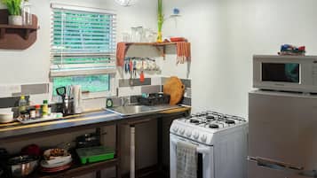 KylskÄp, mikrovÄgsugn, kaffe- och tebryggare och brödrost