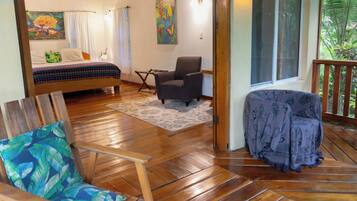 1 habitación, caja de seguridad en la habitación y escritorio