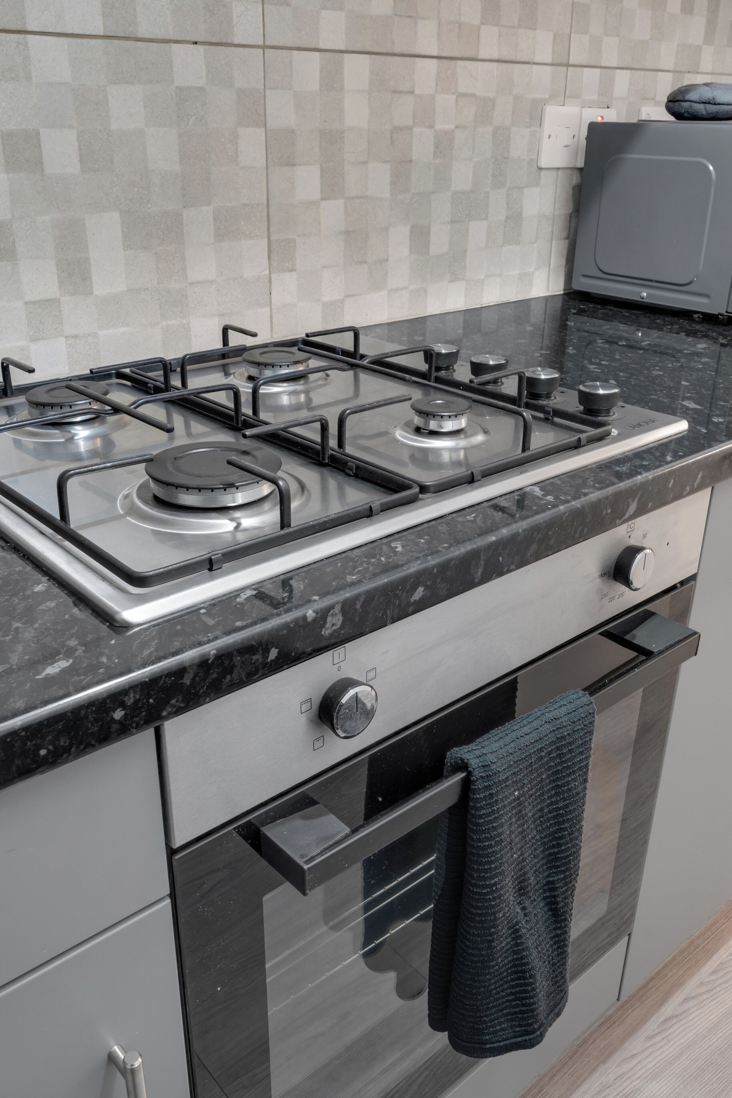 Réfrigérateur, micro-ondes, four, bouilloire électrique