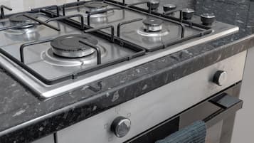 Réfrigérateur, micro-ondes, four, bouilloire électrique