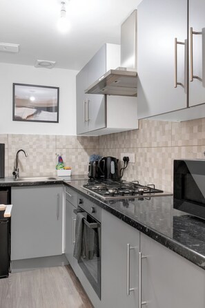 Jääkaappi, mikroaaltouuni, uuni, vedenkeitin