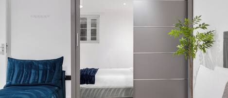 2 camere, una scrivania, ferro/asse da stiro, culla da viaggio