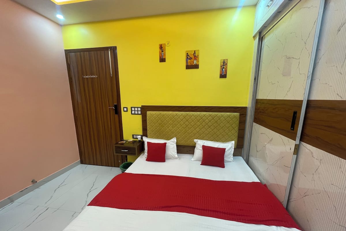 Quarto casal econômico, sacada | Escrivaninha, ferros/tábuas de passar roupa, Wi-Fi de cortesia