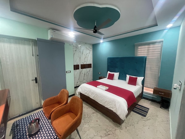 Dubbelrum för familj - balkong - utsikt mot trädgården | Skrivbord, strykjärn/strykbräda och gratis wi-fi