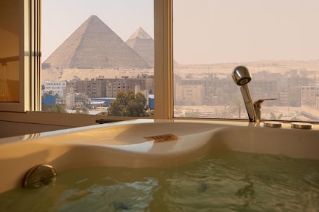 Blackout drapes, free WiFi. Nomad stays