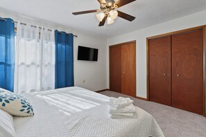 2 bedrooms, iron/ironing board, free WiFi, bed sheets