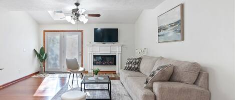 Smart-tv, een open haard en boeken