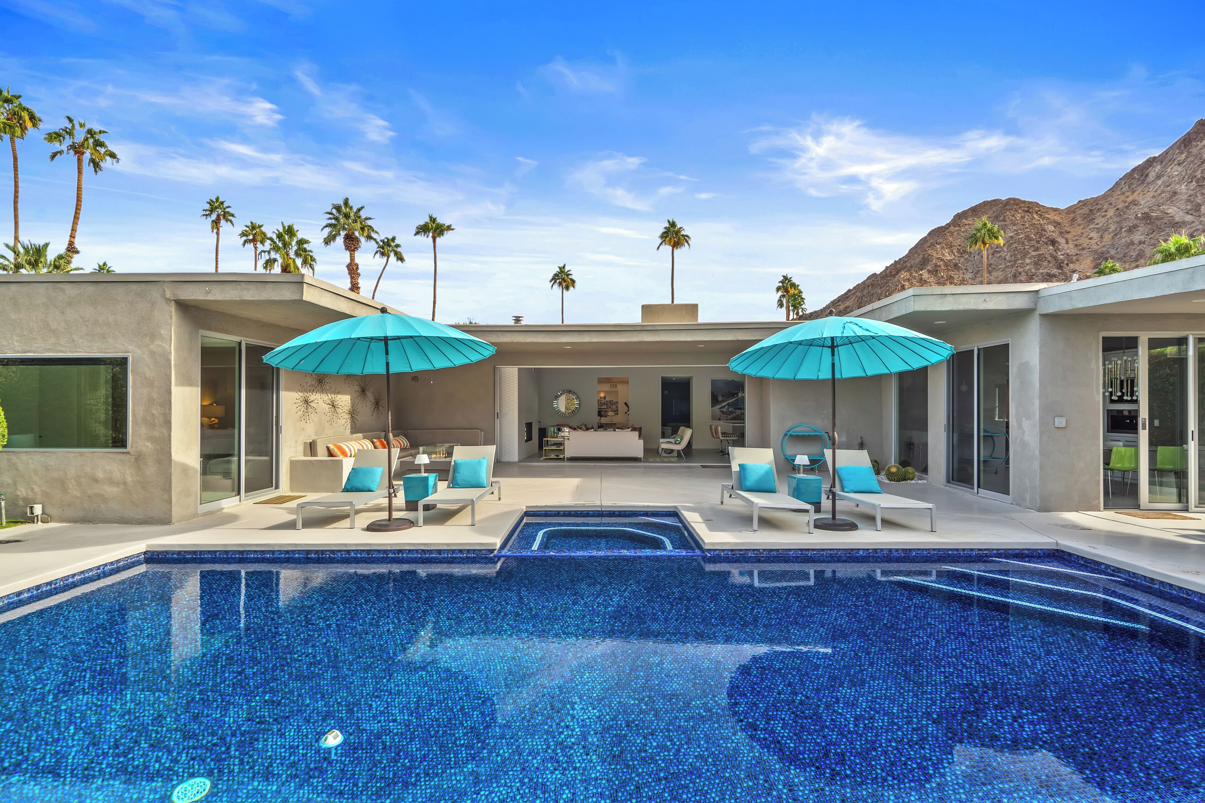 حمّام سباحة خارجي، حمّام سباحة مُدفَّأ