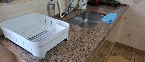 Réfrigérateur, micro-ondes, plaque de cuisson, cafetière/bouilloire