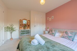 3 bedrooms, desk, iron/ironing board, free WiFi