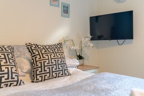 3 bedrooms, desk, iron/ironing board, free WiFi