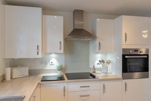 Køleskab, mikrobølgeovn, ovn, kogeplade