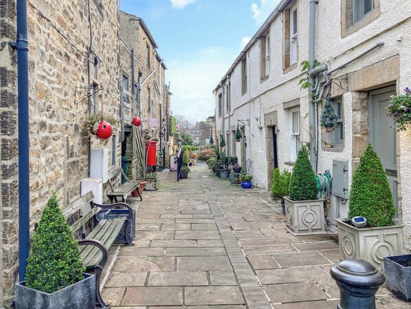 المنطقة المحيطة بالمنشأة