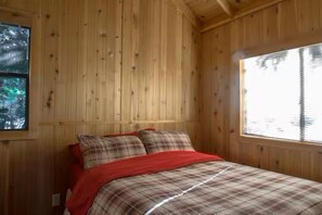 2 bedrooms, iron/ironing board, WiFi, bed sheets - Cozy Tiny Home Near Stevens Pass – Ideal for Nature Lovers - with WiFi!! (Monroe)