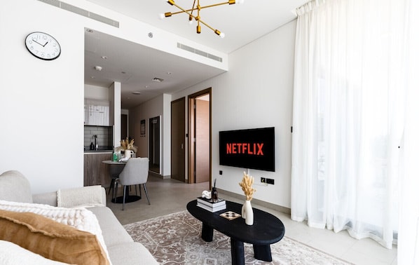 Smart TV - New Cosy 1BR with Pool & Gym in City Centre (Dubai)