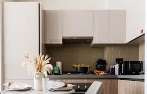 Fridge, microwave, oven, coffee/tea maker - New Cosy 1BR with Pool & Gym in City Centre (Dubai)