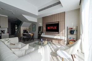 Smart TV, video games, books - New Family Villa w/ PS5, Play Kitchen, Garden, Balcony & Private Parking (Dubai)