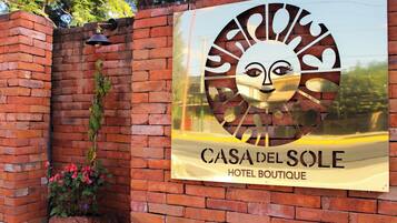 Vista frontal de la propiedad