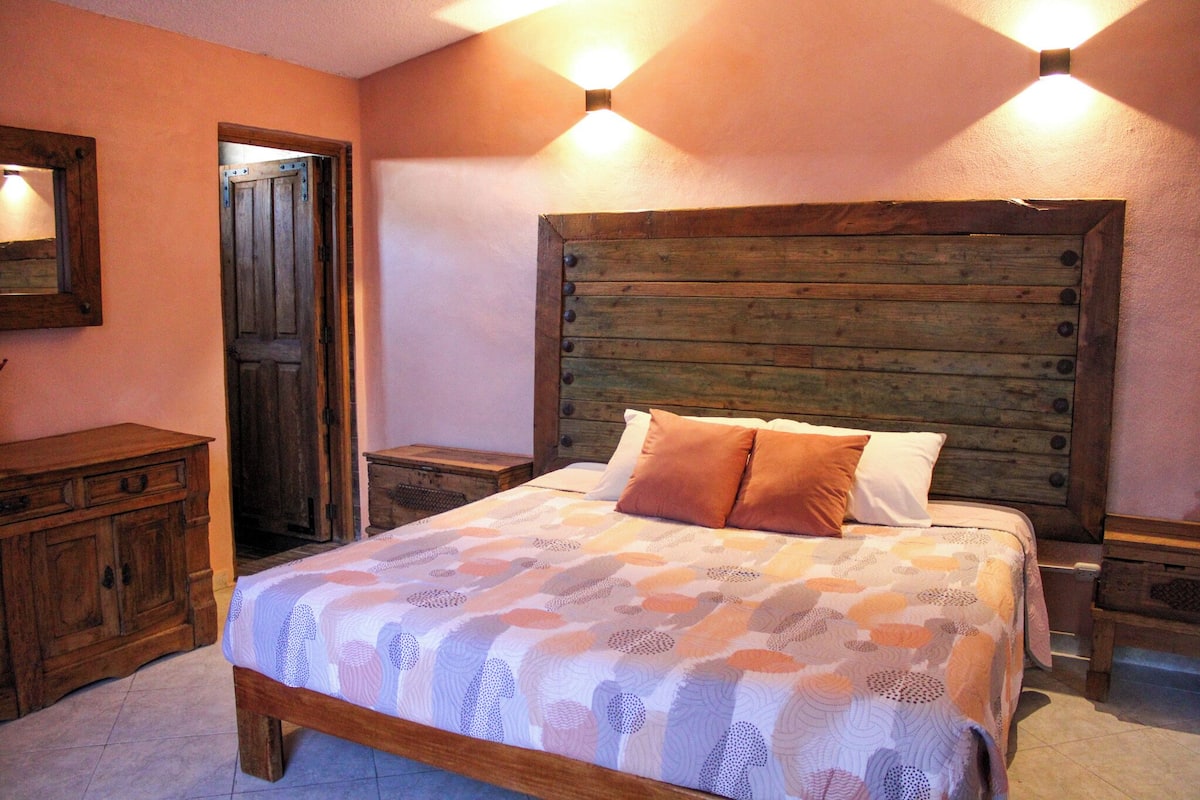 Quarto casal luxo | Roupas de cama premium, cortinas blackout, Wi-Fi de cortesia