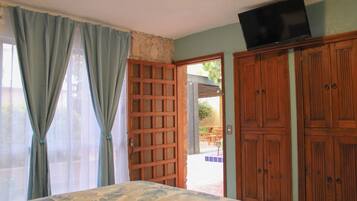 Habitación doble estándar, baño privado | Ropa de cama de alta calidad, cortinas blackout y wifi gratis