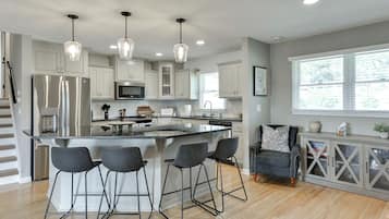 Mikrobølgeovn, ovn, kokeplater og oppvaskmaskin