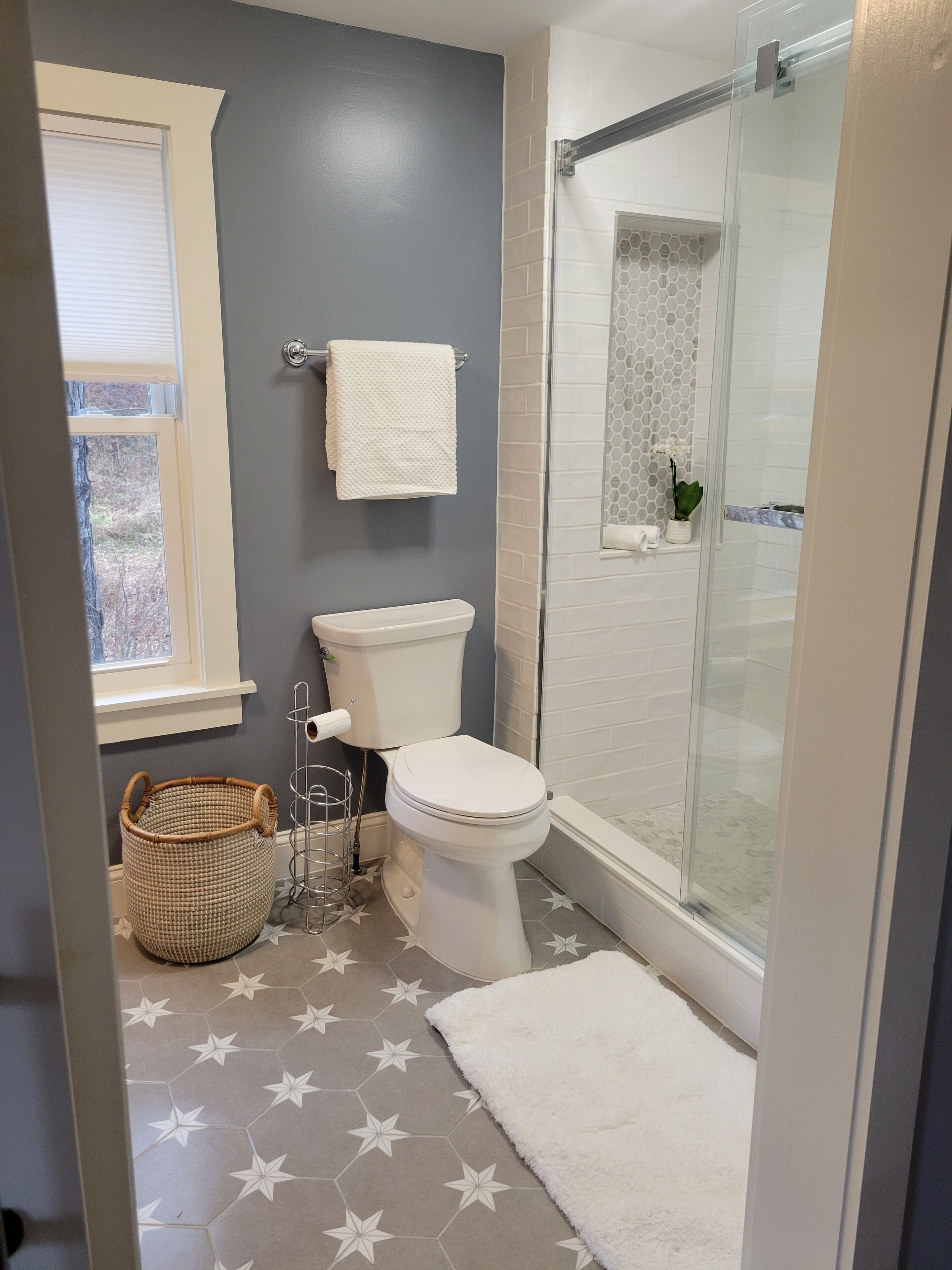 Douche, sèche-cheveux, serviettes fournies, savon