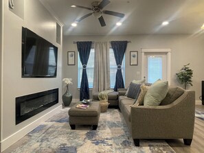 TV connectée, cheminée, livres