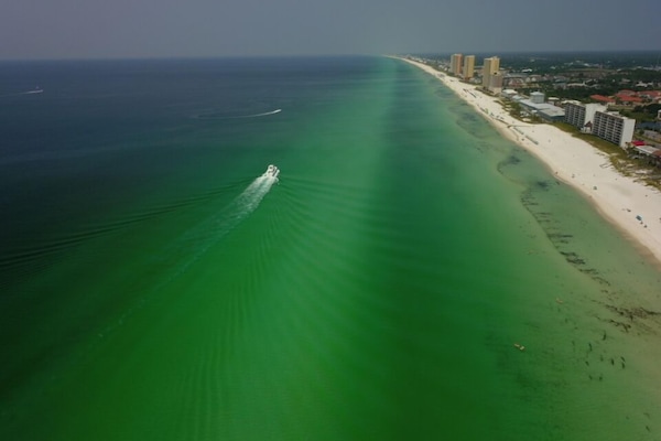 Perto da praia, espreguiçadeiras, toalhas de praia