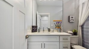 Douche, serviettes fournies, savon, shampoing