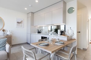Fridge, oven, stovetop, dishwasher