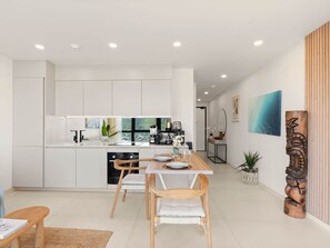 Réfrigérateur, un four, surface de cuisson, lave-vaisselle