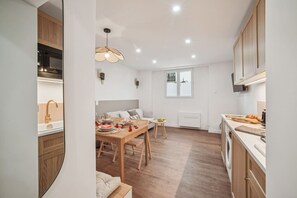 Dining - Lavie Maison - Hot Tub AC and Sauna (Nice)