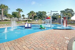 Innendørsbasseng og et oppvarmet basseng