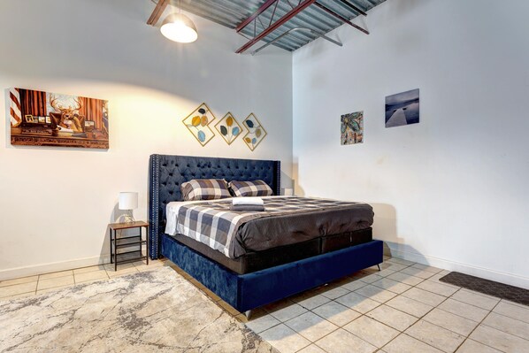 1 bedroom, iron/ironing board, WiFi, bed sheets - #2 - Loft - Plaza St-hubert - Center Montreal  (Montréal)