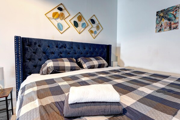 1 bedroom, iron/ironing board, WiFi, bed sheets - #2 - Loft - Plaza St-hubert - Center Montreal  (Montréal)