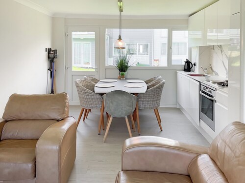 Great property close to Freshwater East Bay, perfect for a family break.