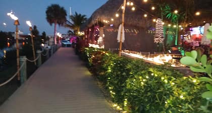 Luxurious yacht with 2 bedrooms and WiFi, in beautiful Merritt Island