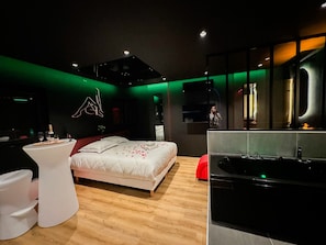 Bügeleisen/Bügelbrett, kostenloses WLAN, Bettwäsche