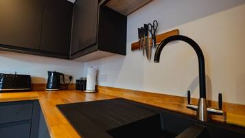 Frigorifero, microonde, forno, piano cottura