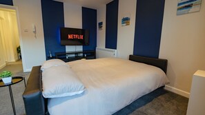1 Schlafzimmer, Schreibtisch, Bügeleisen/Bügelbrett, Reisekinderbett