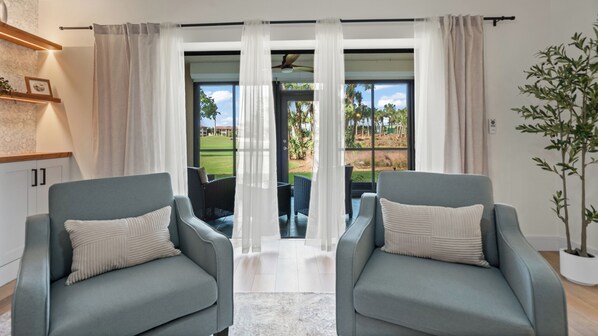 Smart TV, fireplace - Condo with fireplace in beautiful golf course community. Dec 2025 available! (Fort Myers)