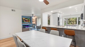 Dining - Condo with fireplace in beautiful golf course community. Dec 2025 available! (Fort Myers)