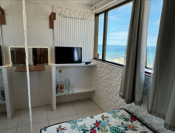 1 bedroom, iron/ironing board, WiFi, bed sheets - Contemplate the sunset inside the apartment  (Amaralina Salvador)