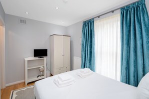 1 bedroom, iron/ironing board, WiFi, bed sheets - Rose Street flat in the heart of Edinburgh! (Edinburgh)