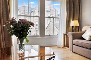 Televisión y chimenea 