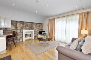 Televisión y chimenea 