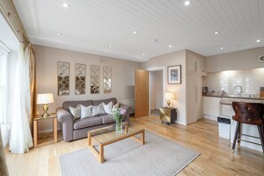 TV, fireplace - Rose Street flat in the heart of Edinburgh! (Edinburgh)